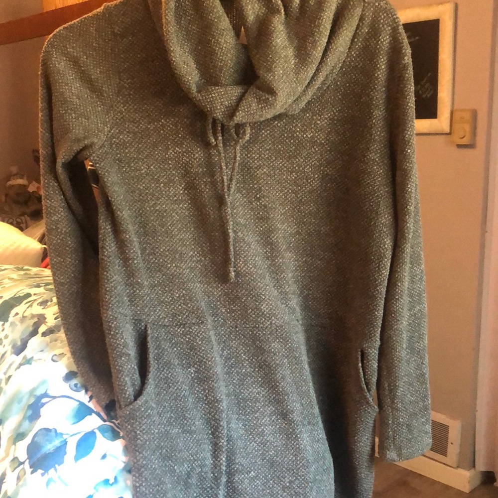 Lightweight turtleneck long sleeve with pockets